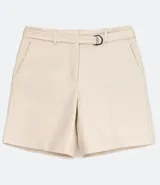 Bermuda color beige de algodón satinado, con bolsillos laterales y traseros, trabillas para cinturón y cinturón con hebilla doble.