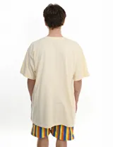 Remera color crema de corte holgado con estampado de un cangrejo rojo.