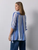 Camisa larga de rayón marca Robert Louis, con estampado a rayas verticales en tonos coral y blanco. Tiene cuello con solapa, abertura central con botones, mangas largas regulables con presilla y botón, y tajos laterales.