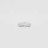 Anillo de plata 925 con diseño trenzado o espiralado, cubierto de pequeñas circonias engastadas.