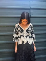 Camisa negra con detalles de crochet color crema, escote en V y mangas 3/4.