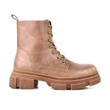 Bota de cuero color tostado, con cordones y suela track.