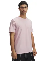 Remera deportiva Under Armour color rosa claro, de corte clásico, manga corta y cuello redondo.