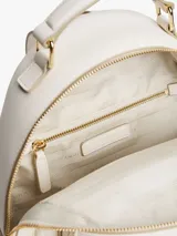 Mochila blanca acolchada con logo de Tommy Hilfiger en dorado. Tiene un asa superior, correas ajustables, cierre de cremallera, bolsillo interior con cremallera y bolsillo exterior con cremallera.