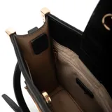 Bandolera negra con estampado geométrico en símil cuero, con logo triangular metálico dorado en el frente. Tiene correa regulable, acceso con botón imantado, un compartimento principal y un bolsillo interno con cierre.
