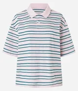 Remera de media malla con cuello polo, manga corta y estampado de rayas horizontales en tonos rosa, blanco y azul.