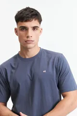 Remera negra de algodón con cuello redondo y logo bordado en el pecho.