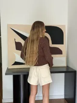 Short color crudo de tiro alto, corte semi baggy y confeccionado en denim 100% algodón.