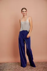 Pantalón palazzo azul de crepé elastizado, de tiro alto y corte amplio.