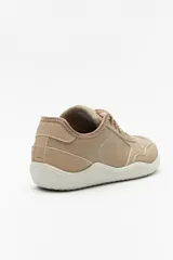 Zapatillas de cuero color blanco y beige, de diseño minimalista con suela marrón.