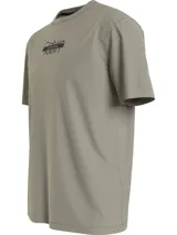 Remera color verde oliva de algodón, con cuello redondo y mangas cortas. Estampa frontal con el logo de Calvin Klein en negro.