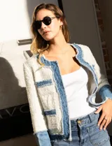 Chaqueta Nanette en tejido tweed color blanco y denim azul. Tiene cuello a la base, abertura central, bolsillos delanteros, puños con aplique de botones perlados, terminación desflecada y forro interno.