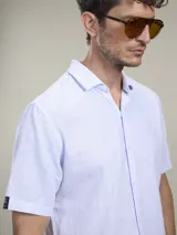 Camisa de manga corta a rayas verticales color lila y blanco, confeccionada en mezcla de lino y algodón.