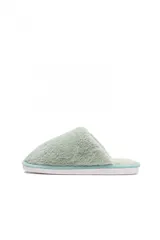Pantuflas de peluche color arena, con diseño cómodo y suela antideslizante.