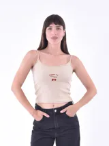 Musculosa color beige con tirantes finos y estampado de cerezas.