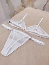 Conjunto de lencería blanco de microtul suave y elastizado con detalles de encaje. Incluye corpiño triangular y tanga regulable de elástico ancho con entrepierna de algodón.