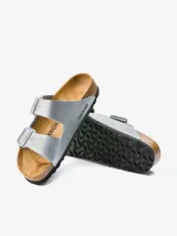 Sandalias Birkenstock modelo Arizona, color plateado, con dos correas ajustables y plantilla anatómica de corcho y látex.