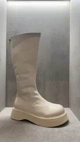 Bucanera blanca de caña alta con cierre lateral y suela track.