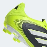Championes de fútbol Adidas Copa Pure 3 Club, color negro con detalles en blanco y amarillo.
