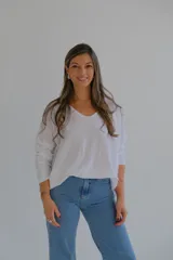 Remera blanca de lino con escote en V y mangas largas.