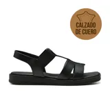 Sandalias bajas de cuero color dorado, con tiras anchas cruzadas en el empeine y pulsera al tobillo con hebilla.