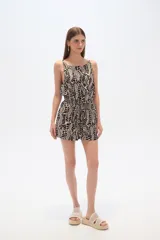 Short de lyocell con estampado abstracto en tonos verde y beige, de calce relajado y cintura alta elastizada.