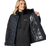 Chaleco acolchado negro con cierre frontal, cuello alto y logo de la marca bordado en el pecho.