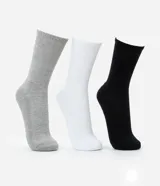 Kit de tres pares de medias deportivas largas de algodón blanco.