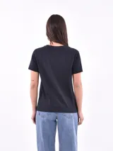 Remera lila con estampado frontal con la frase "Gracias por nada".