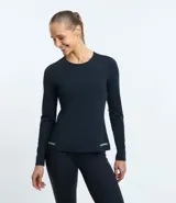 Remera deportiva negra de poliamida con textura y detalle reflectivo en el ruedo.