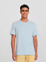 Remera celeste de corte recto y manga corta.