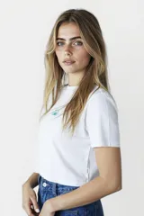 Remera blanca de corte crop con estampado de un cangrejo azul.