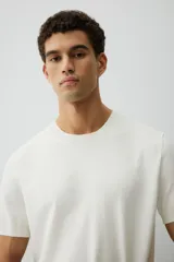 Remera blanca de punto fino suave con cuello redondo y corte ajustado.