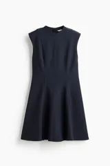 Vestido mini sin mangas color azul marino, de corte entallado con costuras moldeadoras en el frente y la espalda, escote redondo, cierre oculto en la espalda y falda acampanada con inserciones.