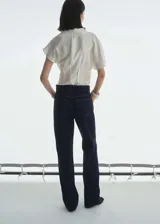 Pantalón de jean azul oscuro, de corte recto y tiro alto.