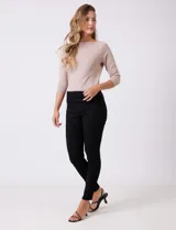 Jegging de algodón marca Sound Style, color negro, con bolsillos simulados en la parte delantera y bolsillos aplicados en la trasera. Modelo skinny de tiro alto.