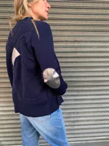 Cardigan azul marino tejido en algodón con detalles de cintas tejidas y cuero.