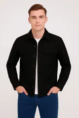 Sobrecamisa color beige con cuello clásico, cierre frontal con botones a tono, mangas largas con puños abotonados, dos bolsillos de parche en el pecho y corte recto.