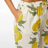 Pantalón ancho de tiro alto con estampado de limones y hojas verdes.