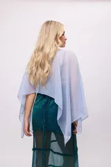 Poncho de gasa color celeste, de talle único.