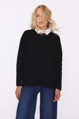 Sweater gris de tejido de punto con terminación en lurex y cuello camisero blanco.