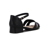 Sandalias negras de Comfortflex con tira ancha sobre los dedos, pulsera al tobillo con hebilla dorada y taco bajo cuadrado.