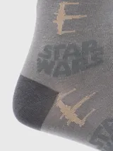 Calcetines grises con diseño de naves X-Wing y logos de Star Wars en color beige.