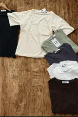 Remera básica de manga corta color negro, de corte recto y cuello redondo.