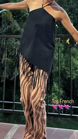 Top negro con breteles finos y flecos en el ruedo.