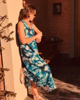 Vestido largo de lino con estampado tie-dye en tonos azules y volados en la falda.