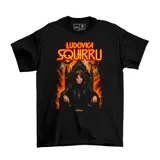 Remera negra de algodón con estampa de Ludovica Squirru sentada en un trono con llamas y rayos de fondo.