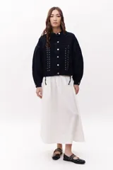 Ballerinas Mary Jane color cereza charol con punta cuadrada, doble tira con hebilla y ojalillos metálicos.