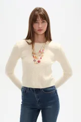 Sweater blanco de viscosa, con cuello a la base, diseño de ochos y corte al cuerpo.