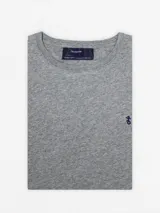 Remera básica de algodón color rosa claro, con cuello redondo y logo bordado en el pecho.